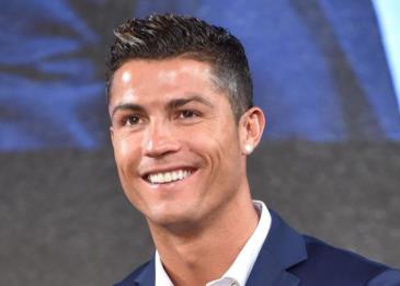 رونالدو يهدي قميصه للاعب السوري عمر السومة