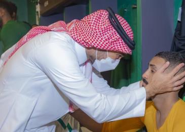 وزير الرياضة يساند حارس المرمى فواز القرني بعد بكائه نتيجة ارتكابه خطأ في مباراة منتخب بلاده مع الصين 
