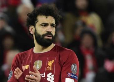 عروسان يجريان جلسة تصوير مع محمد صلاح وهو في الحجر الصحي