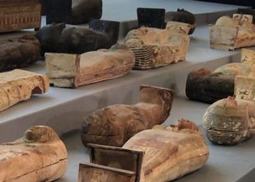 مصر تعلن العثور على 100 تابوت و40 تمثالا بأقنعة مذهبة في اكتشاف أثري هو الاكبر