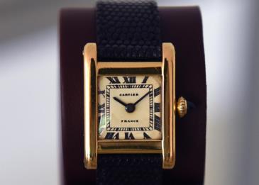 كيم كاردشيان تشتري ساعة كارتييه يقال إنها كانت ملكا لجاكي كينيدي