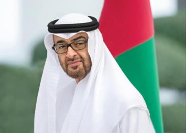محمد بن زايد يفاجأ الشرطي أحمد الحمادي باتصال هاتفي بعد مساعدته مقيم عربي تعطلت سيارته