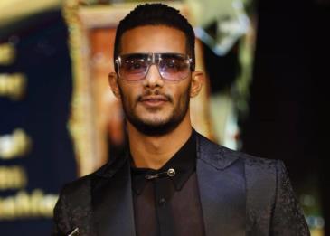 محمد رمضان يلقي بمبلغ من الدولارات في المياه كأول رد له على تغريمه 6 ملايين جنيه