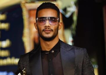 فتاة تبكي عند رؤيتها الفنان محمد رمضان والأخير يقبل رأسها ويديها
