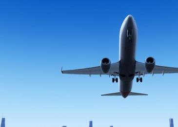 حادث مروع لطائرة تدهس قاطرة كانت تسحبها