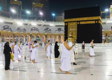 المسجد الحرام يفتح ابوابه امام أولى أفواج المعتمرين حول الكعبة