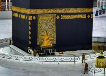 كسوة الكعبة المشرفة كانت ملونة قبل أن يتم اعتماد اللون الأسود