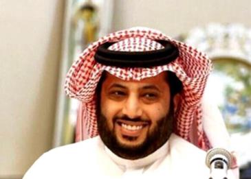 تركي آل الشيخ يسجد فور وصوله إلى السعودية بعد رحلة علاج في أمريكا