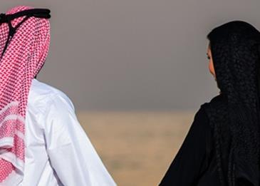 فضيحة في السعودية ... عامل يقابل فتاة خلف مطعم شهير