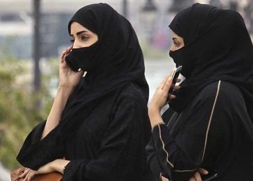 فتيات يهربن من المدرسة بالقفز من فوق السور في السعودية