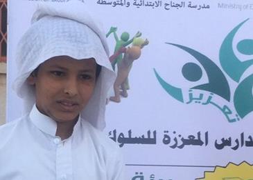 طالب يخصص جزءاً من مصروفه ليروي عمال النظافة