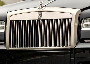 شاهد بالفيديو: شخص يحول سيارة رولز رويس الشبح لسيارة وحشية!