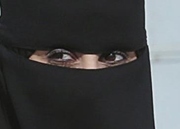 الهيئة تسحب جوال فتاة وهي تصرخ غاضبة