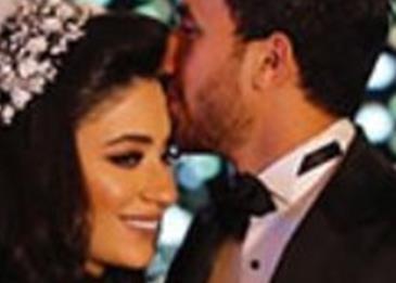 اضغط لمشاهدة الصورة: اللاعب المصري تريزيجيه يقبل قدم والدته في حفل زفافه