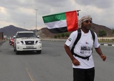 مواطن يحتفل باليوم الوطني للإمارات برحلة  في أرجاء الدولة مشياً على الأقدام