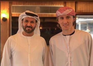 لوكا مودريتش يرتدي الزي الإماراتي