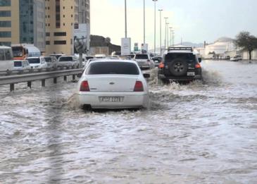 الفجيرة تشهد أمطارا غزيرة والشرطة تحذر