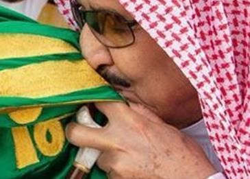 اضغط لمشاهدة الفيديو: الملك سلمان بن عبدالعزيز يقبّل علم المملكة في الحفل الختامي لمهرجان الإبل
