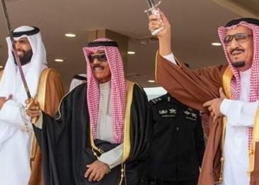 اضغط لمشاهدة الفيديو: الملك سلمان يشارك في أداء العرضة خلال رعايته حفل مهرجان الملك عبدالعزيز للإبل