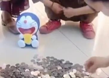 بالفيديو..طفل يشكر والدته على تربيته بتصرف غير متوقع