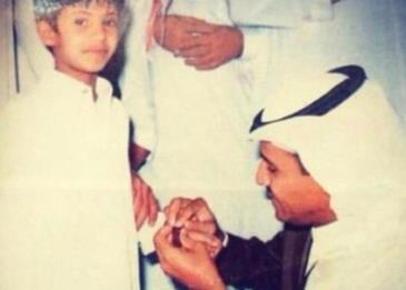 بالصور..شاب يحتفظ بساعة ثمينة من الفنان خالد عبد الرحمن لـ 19 عامًا