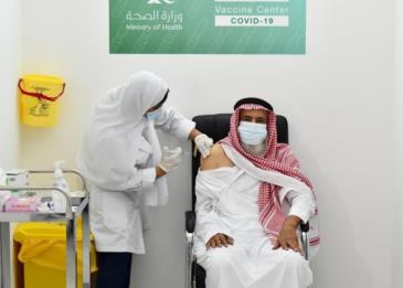 السعودية تعتزم التوسع في إقامة مراكز لقاح كورونا لتشمل جميع مناطق المملكة