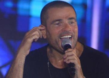 بالفيديو: موقف مؤثر من الفنان عمرو دياب على المسرح