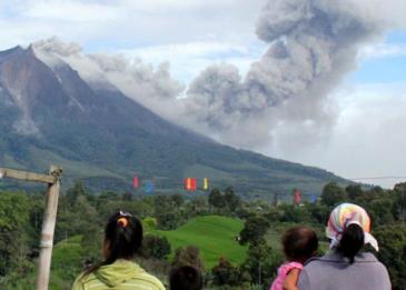 شاهد: مطاردة وحش سترومبولي الثائر مركب أمام صقلية ولحظات مرعبة