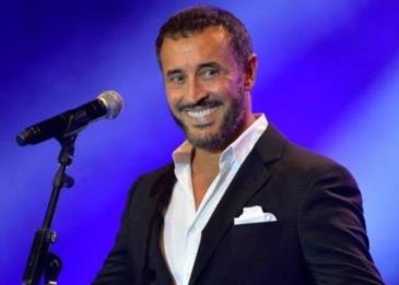 شاهد ما فعله كاظم الساهر في حفل زفاف ابنه عمر بالرباط