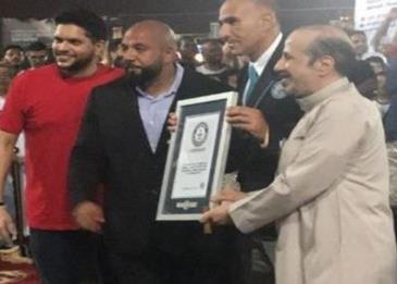 فيديو يوثّق دخول سعودي موسوعة "جينيس" بتناول أكبر طبق "صيادية" في العالم