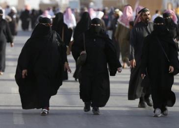 أكثر من 40 بالمئة من الوظائف الحكومية في السعودية للنساء