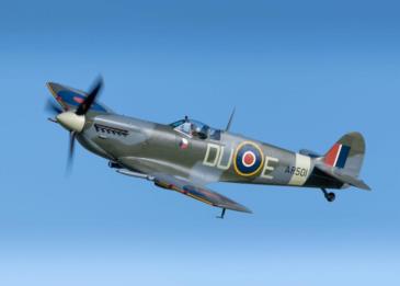 وصول طائرة "سبيتفاير" إلى بريطانيا بعد جولة غير مسبوقة حول العالم