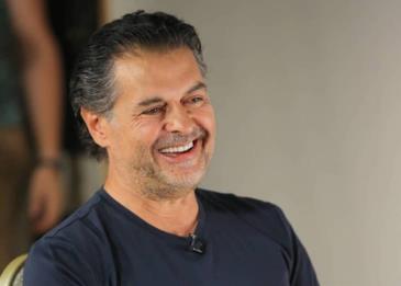 راغب علامة يتجنب "كورونا" بابتكار "مصافحة جديدة"