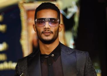 محمد رمضان ينشر فيديو لرجل مسن يدعو له بالتوفيق