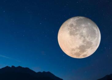 عرض قطعة من القمر بحجم كرة قدم للبيع