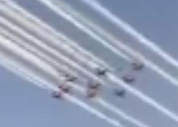 بالفيديو .. عرض جوي بين السهام الحمراء والصقور السعودية يذهل الجميع