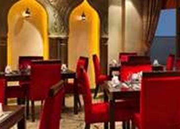 هذه هي القصة الحقيقية لـ فيديو الاشتباك بين سعودي وزوجين بالبحرين!