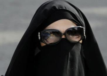مقطع مخل بشرف الوظيفة يكف يد موظفة عن العمل