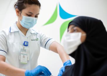 دبي تعلن بدء تطعيم المواطنين والمقيمين بلقاح "سينوفارم" الصيني ضد كورونا