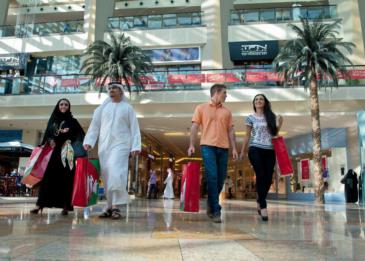 السعودية تشترط على المواطنين والمقيمين تحميل تطبيق "توكلنا" للسماح لهم بدخول الأسواق