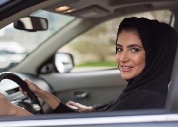 بعد ساعات من السماح للمرأة بقيادة السيارة ... سعودية تمارس التفحيط