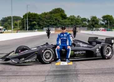 علامة Undefeated ستشارك  في تصميم سيارة فيليكس روزنكفيست  التي سيقودها في أندي 500