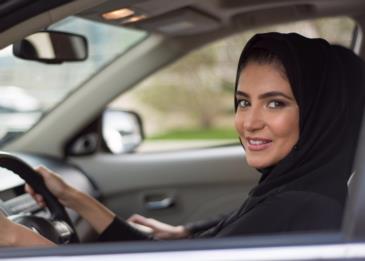 بعد قيادتهن للسيارات ... سعوديات يتوجهن للوحات المميزة