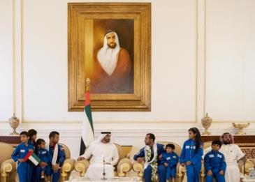 وصول هزاع المنصوري للإمارات واستقبال تاريخي لدى عودته