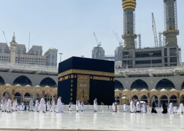 السعودية تنفي السماح لغير المعتمرين بأداء الطواف حول المسجد الحرام