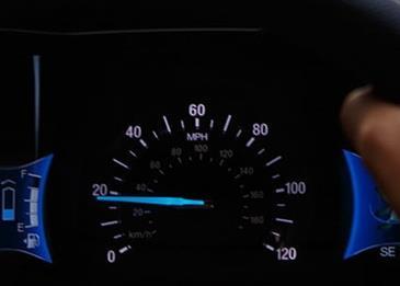 جهاز لتثبيت الهاتف الخلوي على المقود خلال استخدام الـ GPS