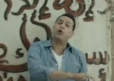 الجمهور غاضب على حكيم بسبب وضع قدمه على آية قرآنية
