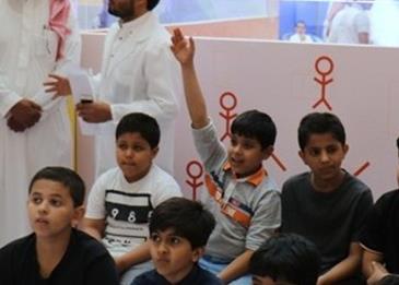 هكذا استقبل طلاب مدرسة ابتدائية مديرهم المتقاعد