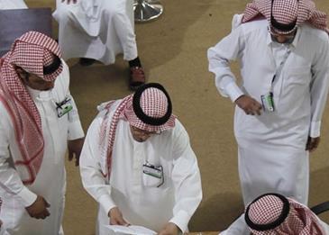 العمل: تدرس إقرار تنظيم يسمح للسعوديين بالعمل المرن بنظام الساعات