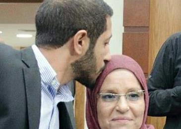 مسؤولة مصرية تتعرض للضرب أثناء مؤتمر صحافي!